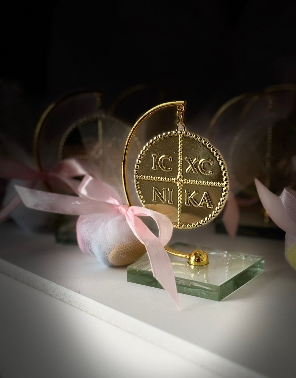 Μισός Κρίκος σε Γυάλινη Βάση ΜΕ ΚΡΕΜΑΣΤΟ κωνσταντινάτο ΕΤΟΙΜΗ